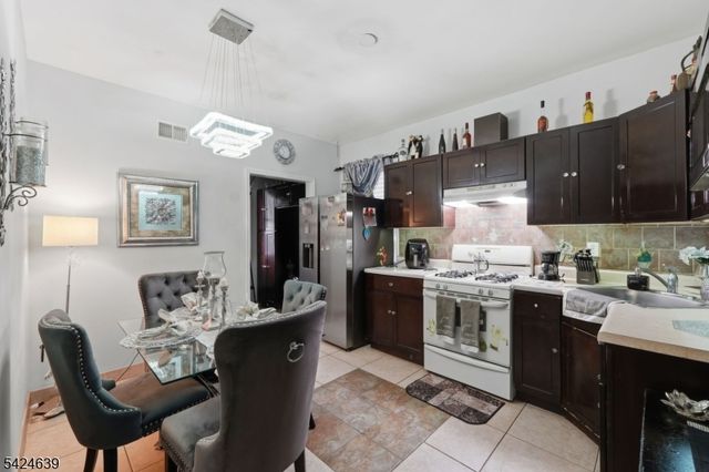 521 Maple Ave, Elizabeth City, NJ 07202