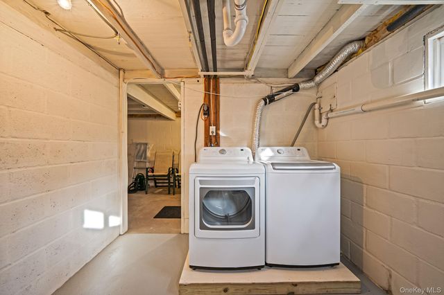 4 Wyandanch Trail, Ridge, NY 11961