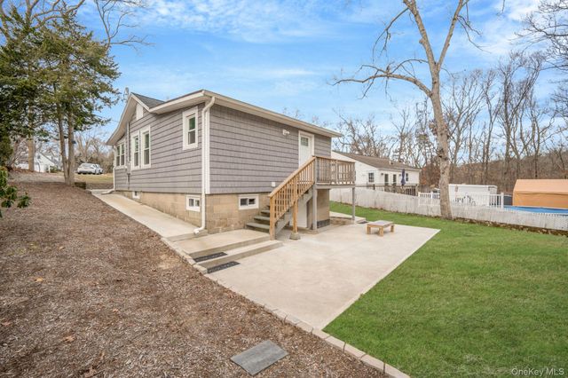 4 Wyandanch Trail, Ridge, NY 11961