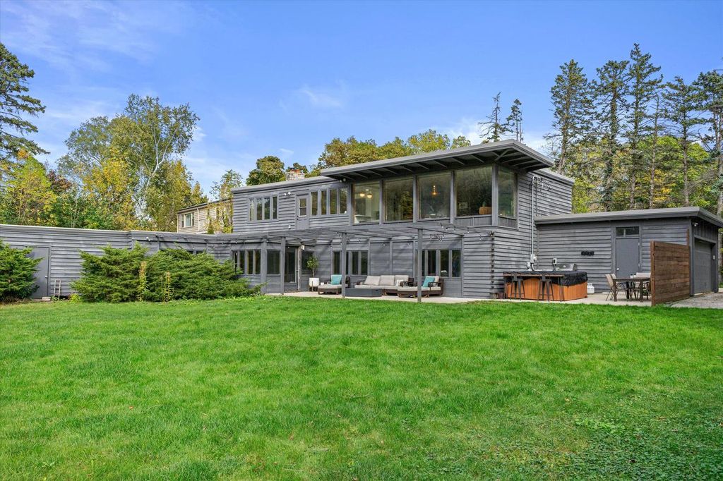 6465 N Santa Monica BOULEVARD, Fox Point, WI 53217