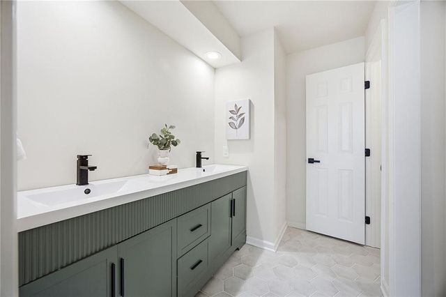 2426 W 137th Place, Overland Park, KS 66224