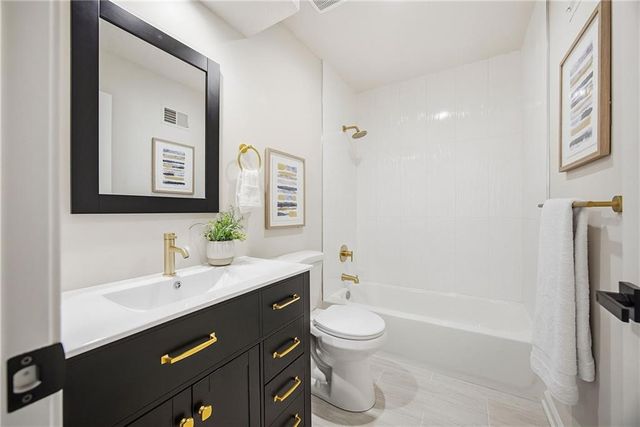 2426 W 137th Place, Overland Park, KS 66224