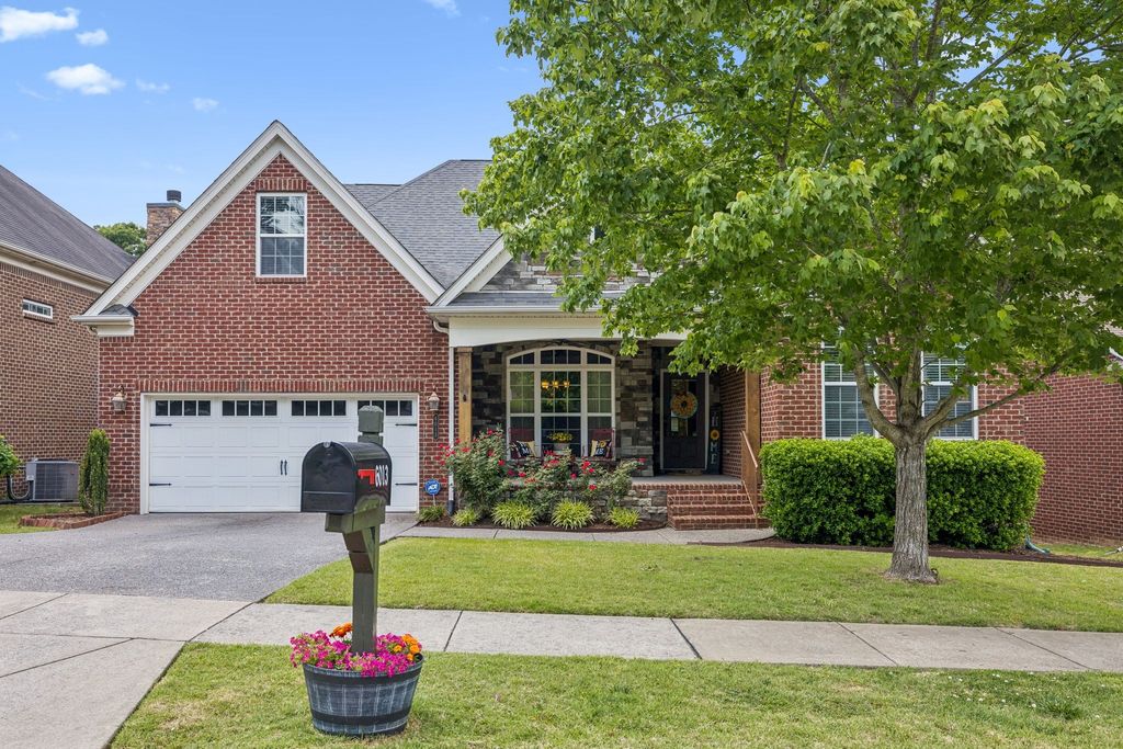 6013 Christmas Dr, Nolensville, TN 37135
