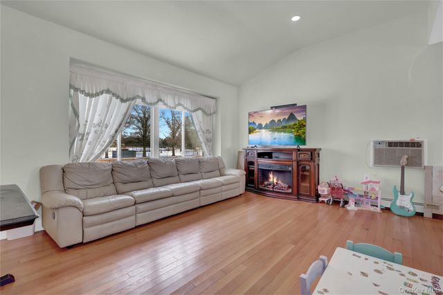 40 Scholar Lane, Commack, NY 11725