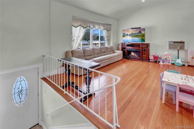 40 Scholar Lane, Commack, NY 11725