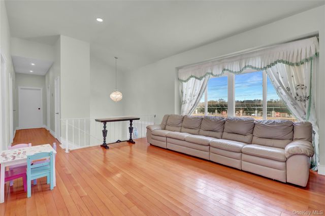 40 Scholar Lane, Commack, NY 11725