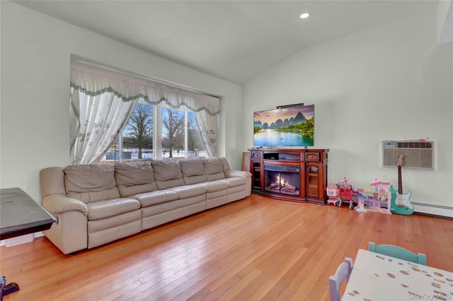 40 Scholar Lane, Commack, NY 11725