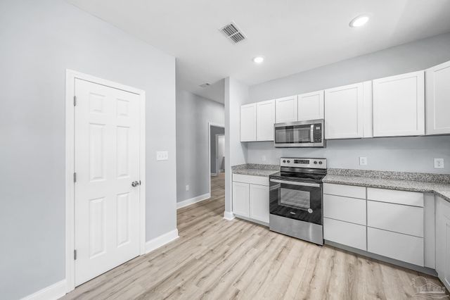 2318 W Lakeview Ave, Pensacola, FL 32505