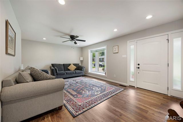 1221 Momarte Lane, Creve Coeur, MO 63146