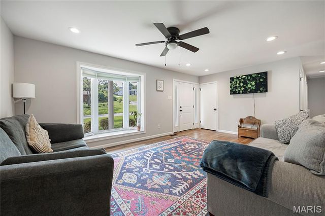 1221 Momarte Lane, Creve Coeur, MO 63146