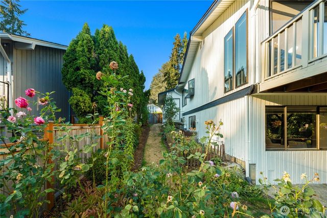 18001 NE 10th Street, Bellevue, WA 98008