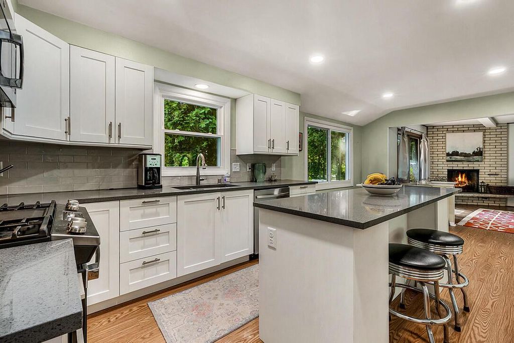 7364 N Braeburn LANE, Glendale, WI 53209