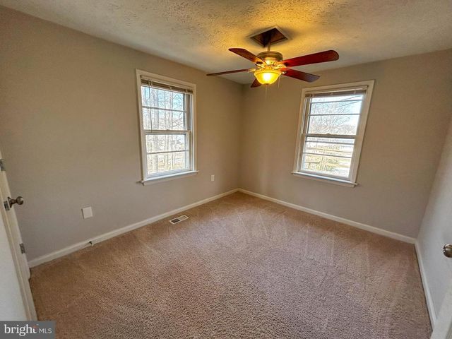 1843 S LAKESHORE DR, Louisa, VA 23093