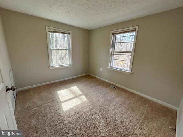 1843 S LAKESHORE DR, Louisa, VA 23093