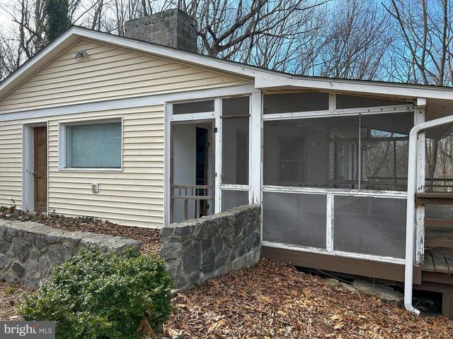 1843 S LAKESHORE DR, Louisa, VA 23093