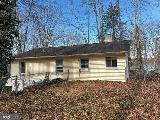 1843 S LAKESHORE DR, Louisa, VA 23093