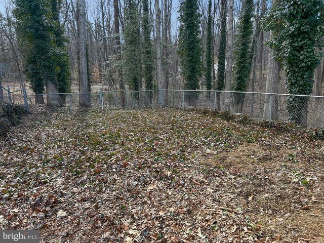1843 S LAKESHORE DR, Louisa, VA 23093