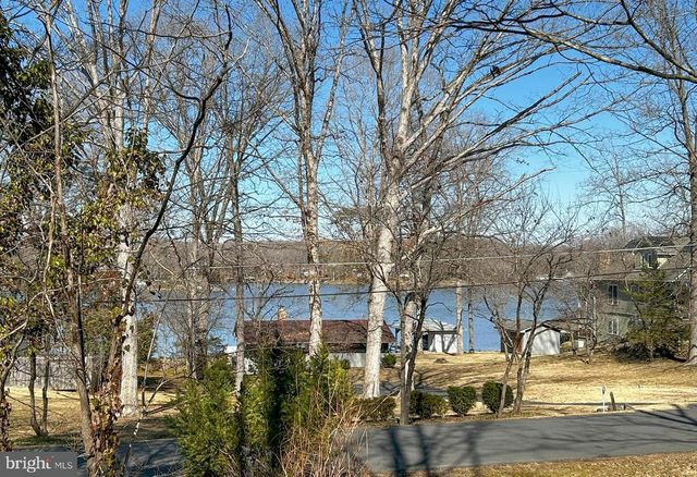 1843 S LAKESHORE DR, Louisa, VA 23093
