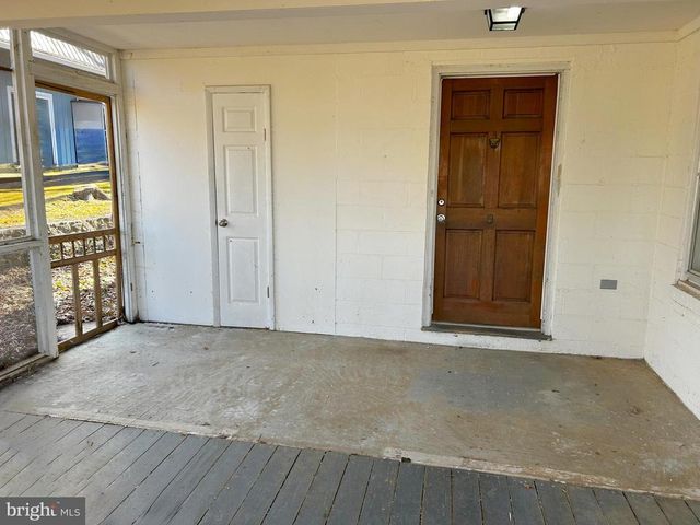 1843 S LAKESHORE DR, Louisa, VA 23093