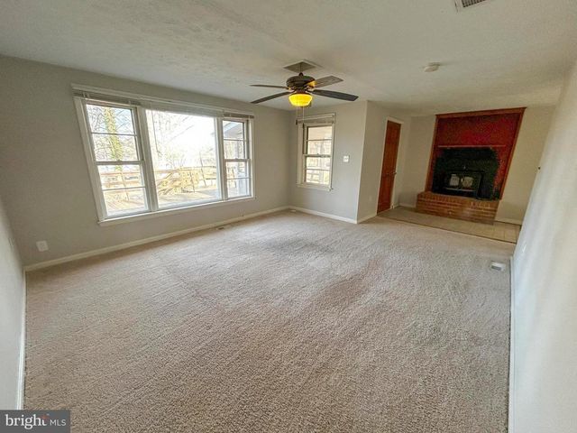 1843 S LAKESHORE DR, Louisa, VA 23093