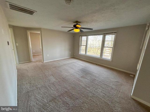 1843 S LAKESHORE DR, Louisa, VA 23093
