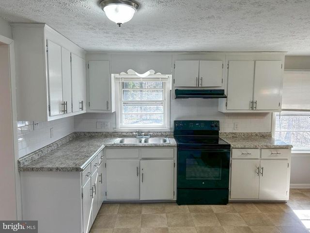 1843 S LAKESHORE DR, Louisa, VA 23093