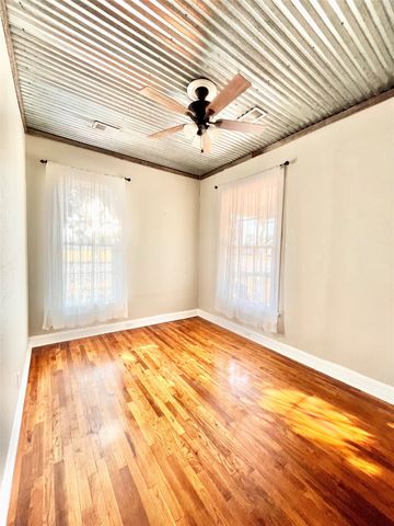 1530 W Woodard Street, Denison, TX 75020