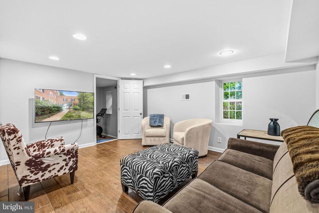 2909 S DINWIDDIE ST, Arlington, VA 22206