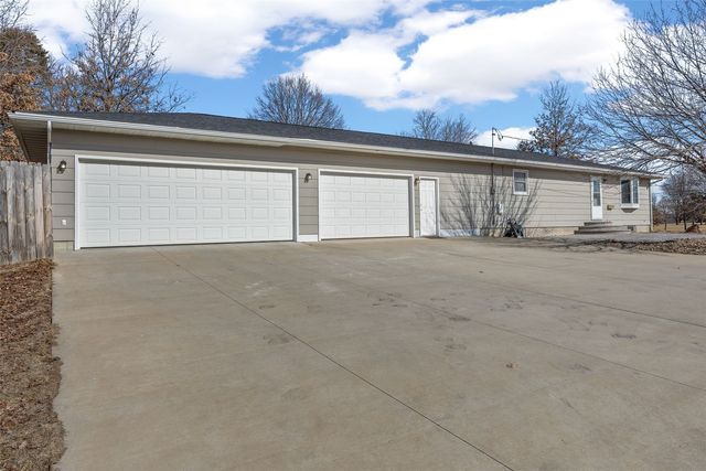 205 N 9th Avenue, Vinton, IA 52349