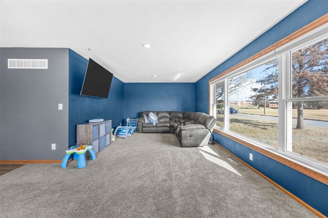 205 N 9th Avenue, Vinton, IA 52349