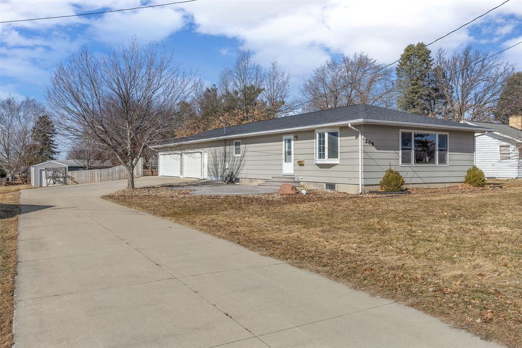 205 N 9th Avenue, Vinton, IA 52349