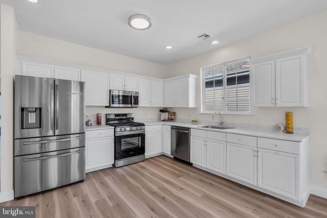 4 QUAIL RD, Barnegat, NJ 08005