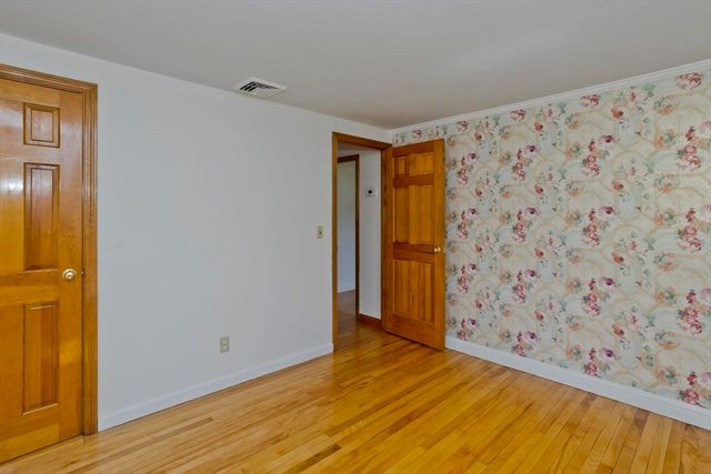 25 Andover Rd, Chicopee, MA 01020