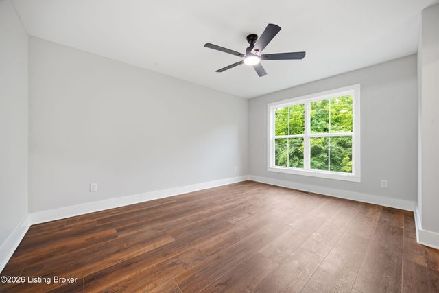 2004 Park Woods Rd, Crestwood, KY 40014