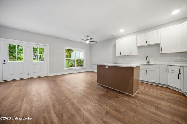 2004 Park Woods Rd, Crestwood, KY 40014