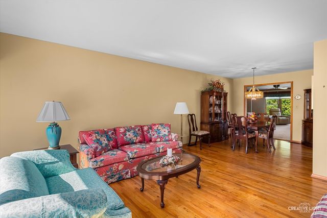 160 Forest Park Lane, Hoffman Estates, IL 60169