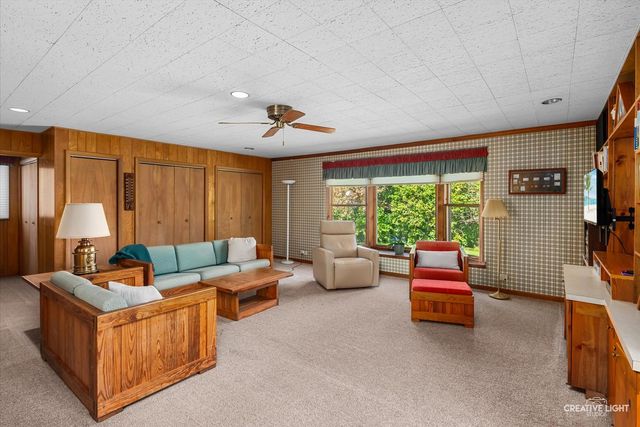 160 Forest Park Lane, Hoffman Estates, IL 60169