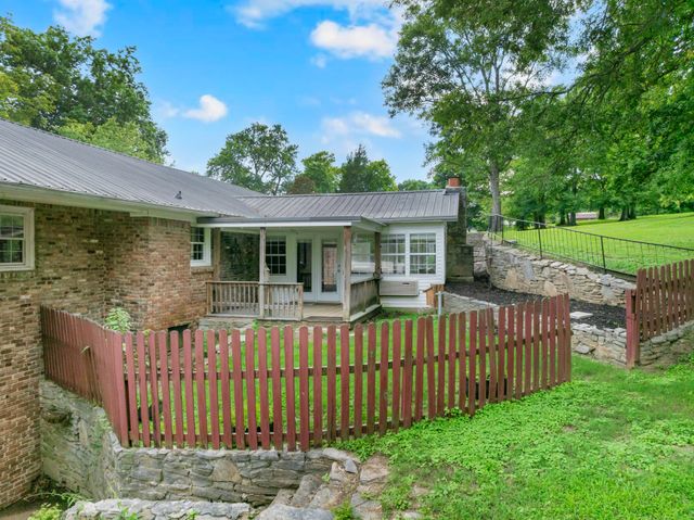102 Jefferson Dr, Columbia, TN 38401