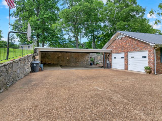 102 Jefferson Dr, Columbia, TN 38401