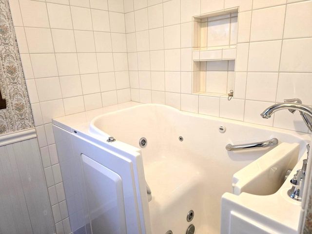 2740 S Nakoma Court, Beloit, WI 53511