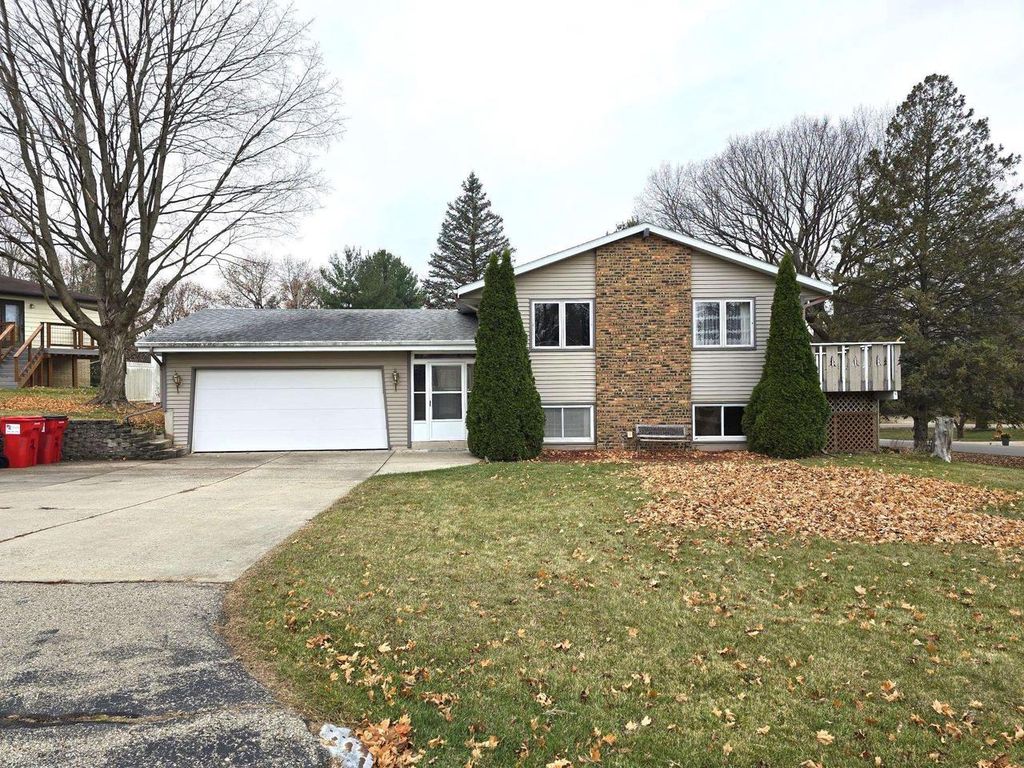 2740 S Nakoma Court, Beloit, WI 53511