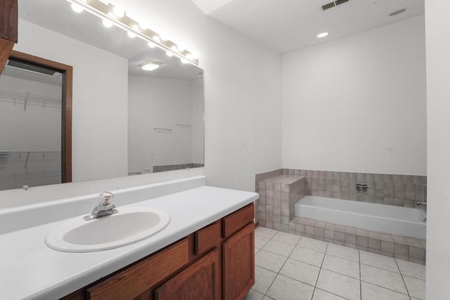 1505 MERCURY Drive 6, Schaumburg, IL 60193