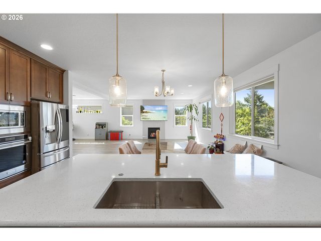 12740 Se GATEWAY Dr, Happy Valley, OR 97086