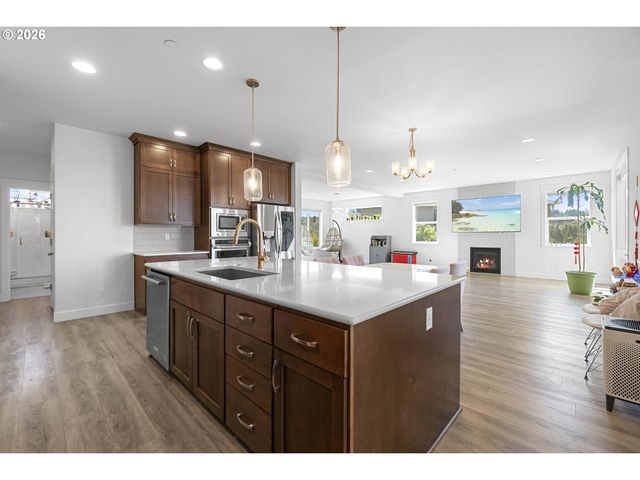 12740 Se GATEWAY Dr, Happy Valley, OR 97086