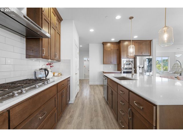 12740 Se GATEWAY Dr, Happy Valley, OR 97086