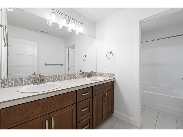 12740 Se GATEWAY Dr, Happy Valley, OR 97086