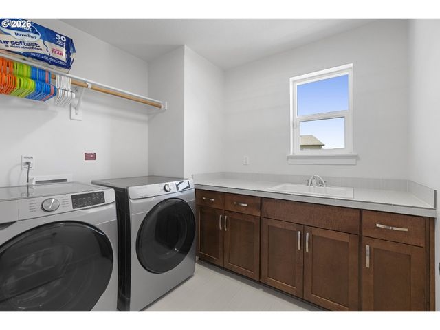 12740 Se GATEWAY Dr, Happy Valley, OR 97086