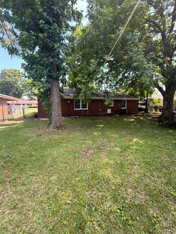 1801 BELMOOR Drive, Pine Bluff, AR 71601