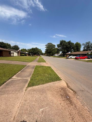 1801 BELMOOR Drive, Pine Bluff, AR 71601