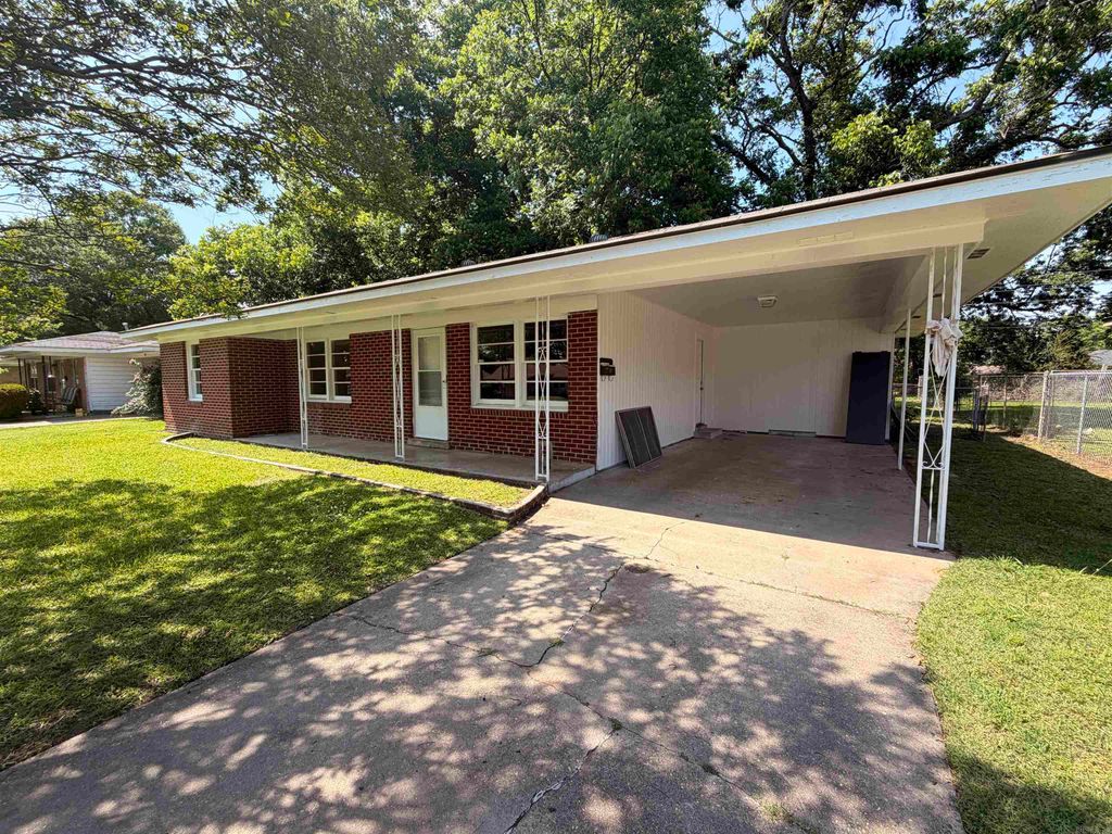 1801 BELMOOR Drive, Pine Bluff, AR 71601